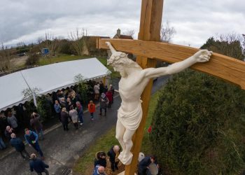 Francúzska laická skupina obnovuje i stavia kríže a ide obnovovať vieru do Írska