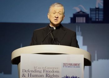 Kardinál Cupich na „Parlamente svetových náboženstiev“ ocenil Františkov klimatický program. Ani slovo o Kristovi