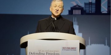 Kardinál Cupich na „Parlamente svetových náboženstiev“ ocenil Františkov klimatický program. Ani slovo o Kristovi