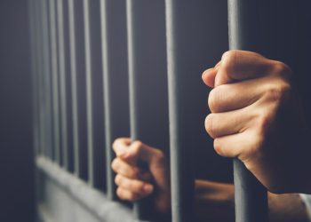 Francúzske väznice sú preplnené a bude ešte tesnejšie. Na vine sú… prísne zákony?