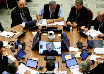 Synoda o synodalite diskutuje o „pastoračnom“ prístupe k „láske medzi homosexuálnymi pármi