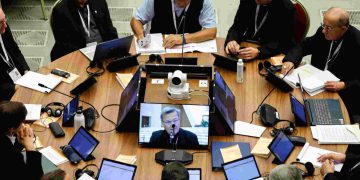 Synoda o synodalite diskutuje o „pastoračnom“ prístupe k „láske medzi homosexuálnymi pármi