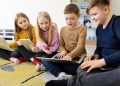 Nemeckí vedci kritizujú digitalizáciu v školách. „Vzdelávanie pomocou tabletov a notebookov ohlupuje žiakov“.