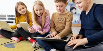Nemeckí vedci kritizujú digitalizáciu v školách. „Vzdelávanie pomocou tabletov a notebookov ohlupuje žiakov“.