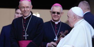 Arcibiskup Peta a biskup Schneider odpovedajú pápežovi Františkovi na otázku požehnania homosexuálnych zväzkov.