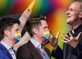James Martin, SJ ako prvý požehnáva „pár“ aktívnych angažovaných homosexuálov,  jeho dlhoročných priateľov